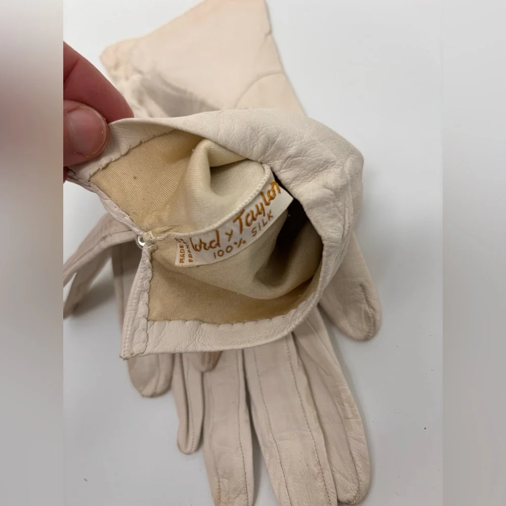 Vintage RICHARD Y TAYLOR White Kid Leather Gloves – 100% Silk Lined Pearl Button